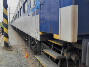 Senior vjel v Bedihošti pod vlak, oslnilo ho slunce. Strojvedoucí si srážky ani nevšiml a zastavil až na nádraží