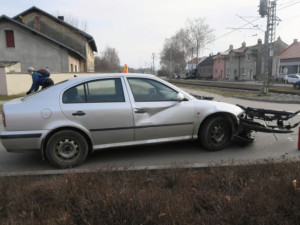 Senior vjel v Bedihošti pod vlak, oslnilo ho slunce. Strojvedoucí si srážky ani nevšiml a zastavil až na nádraží
