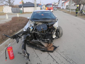 Senior vjel v Bedihošti pod vlak, oslnilo ho slunce. Strojvedoucí si srážky ani nevšiml a zastavil až na nádraží