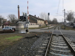 Senior vjel v Bedihošti pod vlak, oslnilo ho slunce. Strojvedoucí si srážky ani nevšiml a zastavil až na nádraží