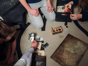 Historie i napětí v krytu. Institut Paměti národa nabízí v Olomouci novou šifrovací hru