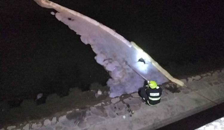 Hasiče zalarmoval únik neznámé látky do přítoku Bečvy v Přerově