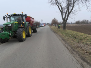 Senior u Nezamyslic nezvládl zatáčku a srazil s traktorem. Se zničeným vozem a zraněním skončil v příkopu