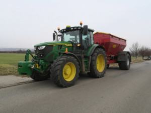 Senior u Nezamyslic nezvládl zatáčku a srazil s traktorem. Se zničeným vozem a zraněním skončil v příkopu