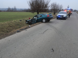 Senior u Nezamyslic nezvládl zatáčku a srazil s traktorem. Se zničeným vozem a zraněním skončil v příkopu