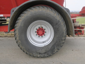 Senior u Nezamyslic nezvládl zatáčku a srazil s traktorem. Se zničeným vozem a zraněním skončil v příkopu