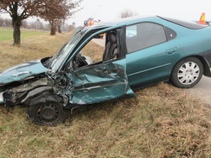 Senior u Nezamyslic nezvládl zatáčku a srazil s traktorem. Se zničeným vozem a zraněním skončil v příkopu