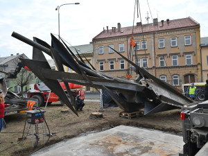 FOTOGALERIE: Čáp pro čápa. Sochař Jan Dostál buduje v Hranicích unikátní kovovou skulpturu