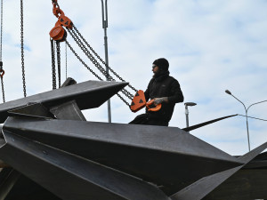 FOTOGALERIE: Čáp pro čápa. Stavba unikátní kovové skulptury v Hranicích sochaře Jana Dostála právě začala