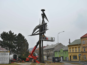 FOTOGALERIE: Čáp pro čápa. Sochař Jan Dostál buduje v Hranicích unikátní kovovou skulpturu