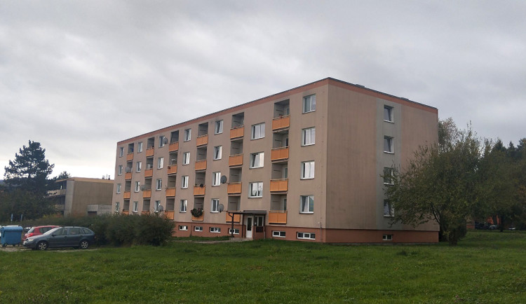 Dům na Nerudově ulici v Hranicích by měl být po stavebních úpravách o dvě podlaží vyšší