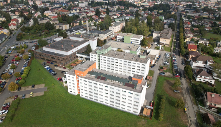 Pomoc pro neslyšící. V šumperské nemocnici se nyní mohou s lékaři domluvit pomocí on-line tlumočníků