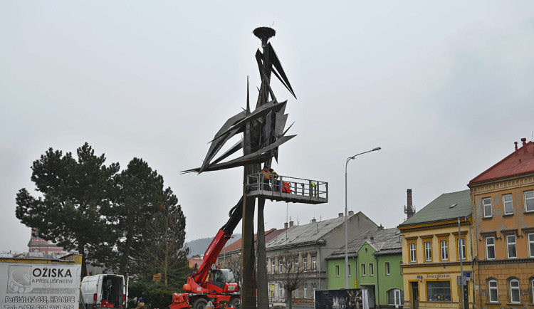 FOTOGALERIE: Čáp pro čápa. Sochař Jan Dostál buduje v Hranicích unikátní kovovou skulpturu