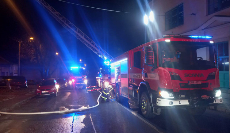 Požár v noci zničil dům v Olomouci-Droždíně, zasahovalo šest jednotek hasičů