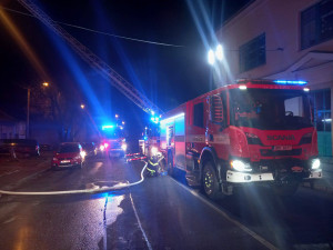 Požár v noci zničil rozestavěný dům v Olomouci-Droždíně, zasahovalo šest jednotek hasičů