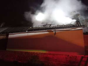 Požár v noci zničil dům v Olomouci-Droždíně, zasahovalo šest jednotek hasičů