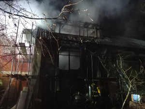 Požár v noci zničil dům v Olomouci-Droždíně, zasahovalo šest jednotek hasičů