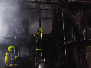 Požár v noci zničil dům v Olomouci-Droždíně, zasahovalo šest jednotek hasičů