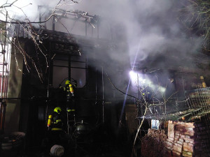Požár v noci zničil dům v Olomouci-Droždíně, zasahovalo šest jednotek hasičů