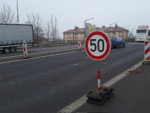 Velkomoravská už bez většího omezení. Poškozený most u Baumaxu zakryly provizorní plechy