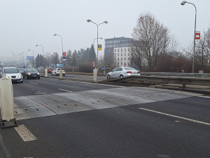 Velkomoravská už bez většího omezení. Poškozený most u Baumaxu zakryly provizorní plechy