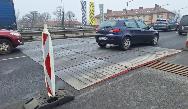 Velkomoravská už bez většího omezení. Poškozený most u Baumaxu zakryly provizorní plechy