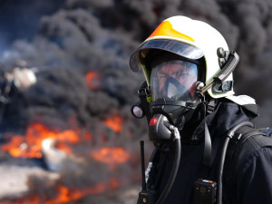 VIDEO: Obrovský požár na Přerovsku. Hoří železniční cisterny s benzolem