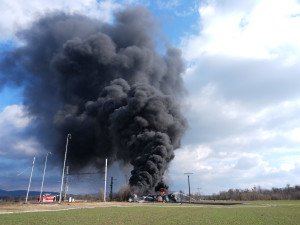 VIDEO: Obrovský požár na Přerovsku. Hoří železniční cisterny s benzolem