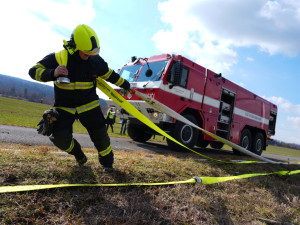VIDEO: Obrovský požár na Přerovsku. Hoří železniční cisterny s benzolem