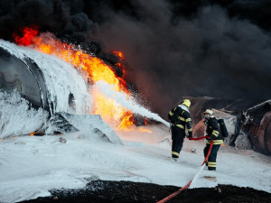 VIDEO: Třepal jsem se jako ratlík, cisterny vybuchovaly před očima, řekl hasič. Škody jsou 125 milionů