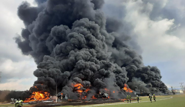 VIDEO: Obrovský požár na Přerovsku. Hoří železniční cisterny s benzolem