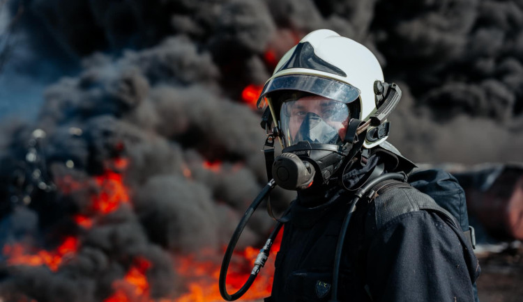 VIDEO: Třepal jsem se jako ratlík, cisterny vybuchovaly před očima, řekl hasič. Škody jsou 125 milionů