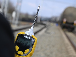 Hasiči již začali přečerpávat chemikálie po požáru cisteren na Přerovsku. Na místě budou celý víkend