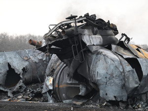 Hasiči již začali přečerpávat chemikálie po požáru cisteren na Přerovsku. Na místě budou celý víkend