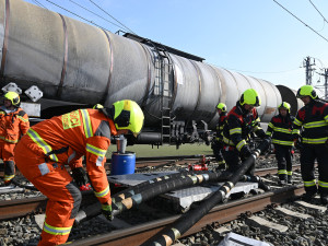 Hasiči u Hustopečí pokračují v přečerpávání benzenu. Odklízení trosek by mohlo začít dnes