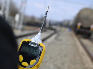 Hasiči u Hustopečí pokračují v přečerpávání benzenu. Odklízení trosek by mohlo začít dnes