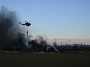 Hasiči u Hustopečí pokračují v přečerpávání benzenu. Odklízení trosek by mohlo začít dnes