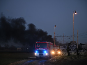 Hasiči u Hustopečí pokračují v přečerpávání benzenu. Odklízení trosek by mohlo začít dnes