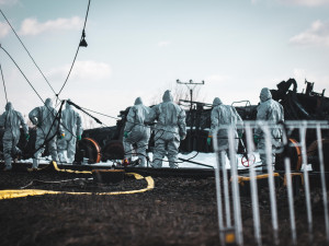 Ovzduší je po požáru vlaku na Přerovsku v pořádku. Úřady nyní zkoumají zamoření půdy a vody v okolí