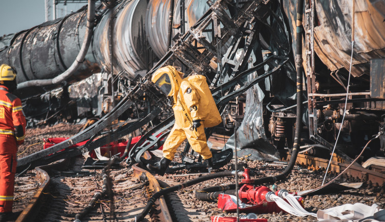 Ovzduší je po požáru vlaku na Přerovsku v pořádku. Úřady nyní zkoumají zamoření půdy a vody v okolí