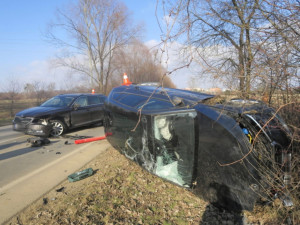 U Přerova auto skončilo na boku. Řidič na rovné silnici nezvládl odbočení, přehlédl předjíždějící vůz
