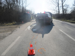 U Přerova auto skončilo na boku. Řidič na rovné silnici nezvládl odbočení, přehlédl předjíždějící vůz