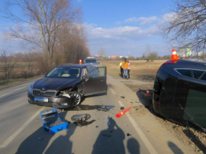 U Přerova auto skončilo na boku. Řidič na rovné silnici nezvládl odbočení, přehlédl předjíždějící vůz