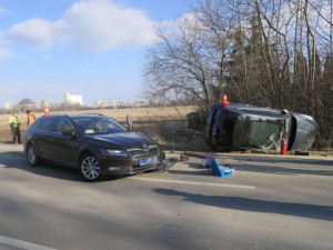 U Přerova auto skončilo na boku. Řidič na rovné silnici nezvládl odbočení, přehlédl předjíždějící vůz