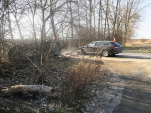 U Přerova auto skončilo na boku. Řidič na rovné silnici nezvládl odbočení, přehlédl předjíždějící vůz