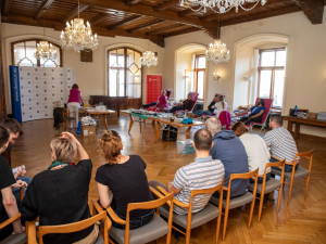 FOTOGALERIE: Dárci krve pomáhali na olomoucké radnici. Na první odběr přišel i olympionik Jurka