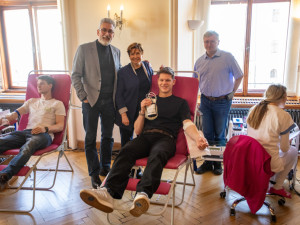 FOTOGALERIE: Dárci krve pomáhali na olomoucké radnici. Na první odběr přišel i olympionik Jurka