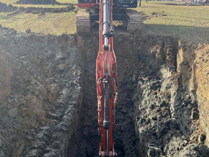 Vodní plochy v okolí havárie vlaku pokryl benzen, koncentrace jsou pod limitem. Hasiči kopou zářezy