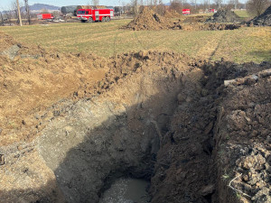 Vodní plochy v okolí havárie vlaku pokryl benzen, koncentrace jsou pod limitem. Hasiči kopou zářezy