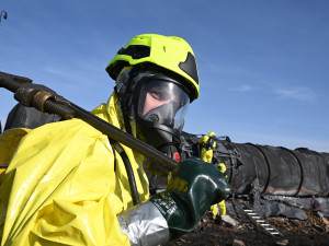 Vodní plochy v okolí havárie vlaku pokryl benzen, koncentrace jsou pod limitem. Hasiči kopou zářezy